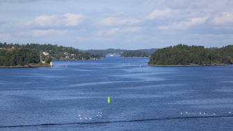 Bilden visar en farled i Stockholms skärgård