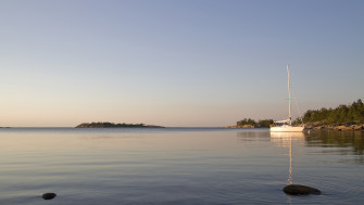 Bilden visar en segelbåt i skärgårdsmiljö