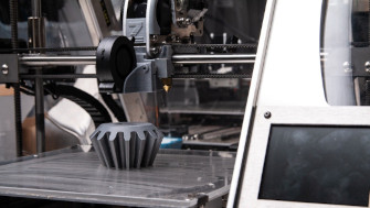 Bilden visar en industriell 3D-printer