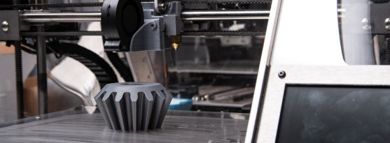 Bilden visar en industriell 3D-printer
