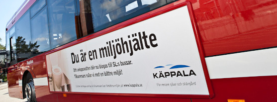 Bilden visar sidan på en SL-buss. SLs bussar använder fordonsgas från Käppalaförbundet