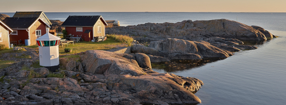 Bilden visar stugor på ett skär i skärgården. Käppalaförbundet är certifierat enligt flera standarder