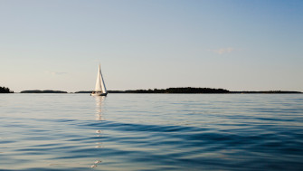 Bilden visar en segelbåt i skärgårdsmiljö