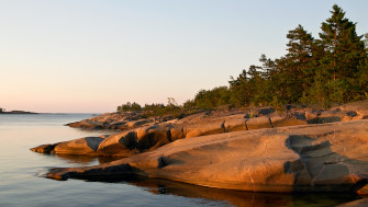 Bilden visar en klipphäll i skärgårdsmiljö.