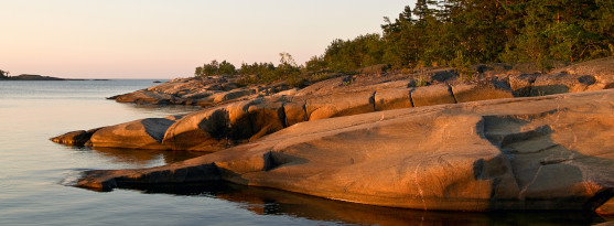 Bilden visar en klipphäll i skärgårdsmiljö. Verksamhetstillståndet reglerar bland annat hur mycket avloppsvatten och hur rent det ska vara