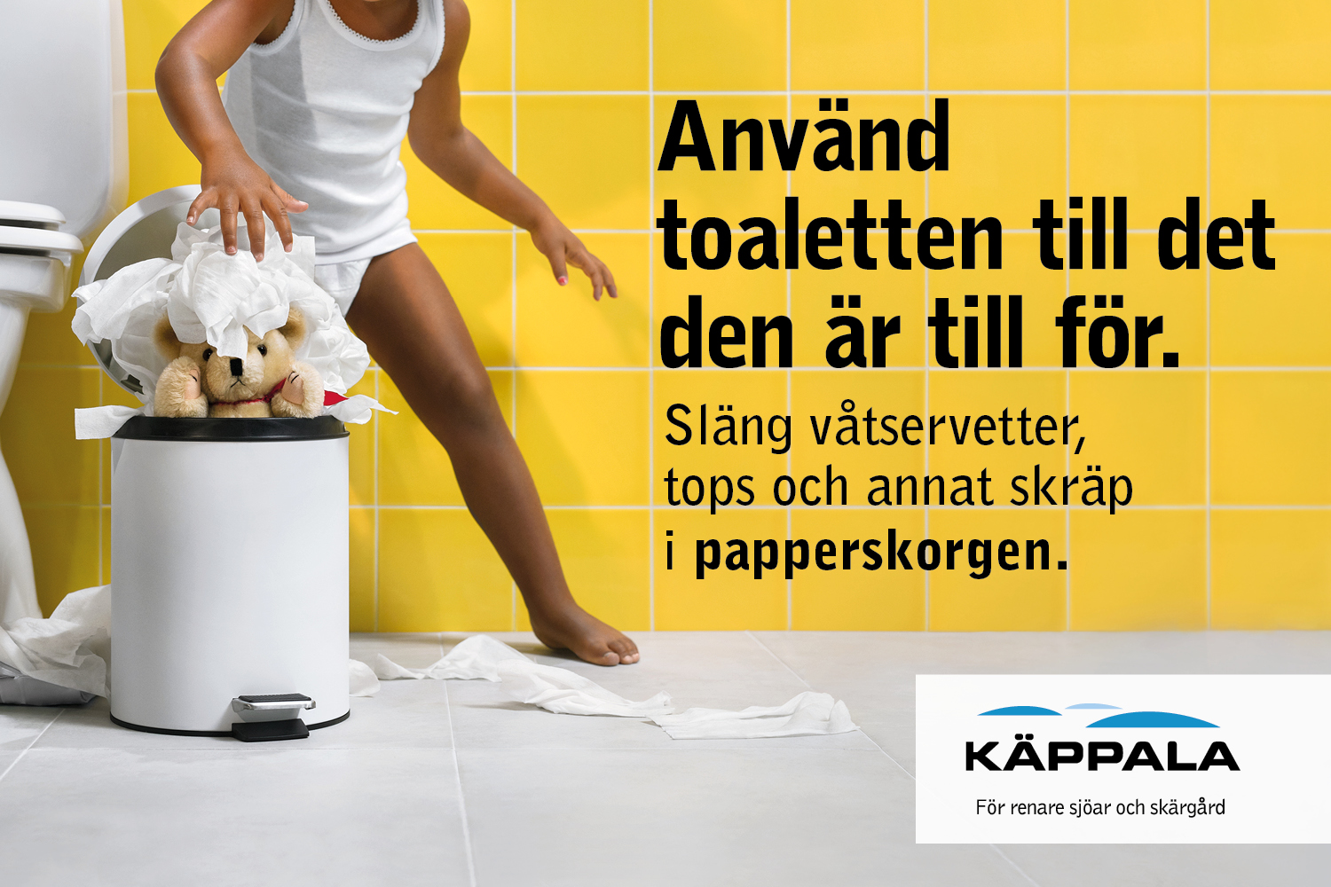 Barn vid toalett
